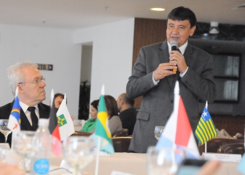   												Governador participa de encontro com Dirigentes Municipais de Educao do Nordeste. 						 (Foto:Marcelo Cardoso)					