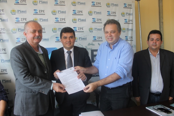   												Cerimnia de entrega da autorizao a scios da Indstria Ecopellets						 (Foto:Ascom ZPE)					