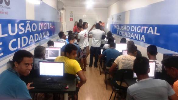   												Na Escola Mvel do Projeto Caminho Digital, os alunos tiveram acesso a conhecimentos de programas de computador.						 (Foto:Ascom Sasc)					