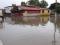 Famlias so retiradas de casas aps enchente causada por fortes chuvas no Litoral do Piau.