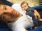 JOS� LORETO FAZ FILHA DORMIR EM SEUS BRA�OS: