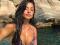 SEM MAQUIAGEM, ALINE RISCADO EXIBE BELEZA NATURAL EM BANHO DE MAR.