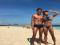 Aline Riscado e Felipe Roque exibem tanquinhos perfeitos em dia de praia.