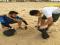 Voluntrios fazem mutiro para limpar manchas de leo em praias no Litoral do PI: 'somar esforos