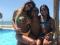 MULHER DE TIRIRICA POSA DE BIQUNI NA PISCINA E GANHA ELOGIOS.