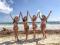 NO MXICO, ANITTA ATUALIZA BRONZE EM DIA DE PRAIA COM AS AMIGAS.