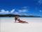 Em praia paradisaca nas Bahamas, mulher de Justus exibe corpo.