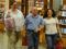 SORRIDENTE, L�VIAN ARAG�O CURTE PASSEIO COM OS PAIS EM SHOPPING DO RIO.