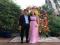 Marina Ruy Barbosa rouba a cena em casamento com vestido rosa.