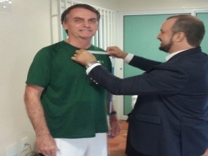 Bolsonaro tirou as medidas para o terno.