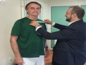 Bolsonaro tirou as medidas para o terno.